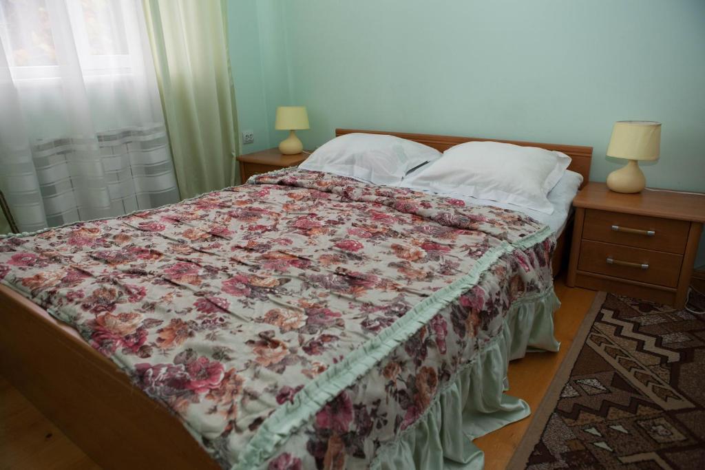 Ялинка Готель Vyshkiv Esterno foto