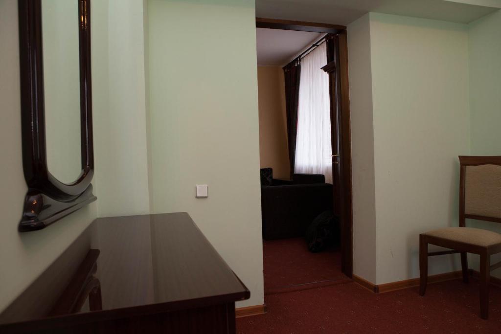Ялинка Готель Vyshkiv Esterno foto