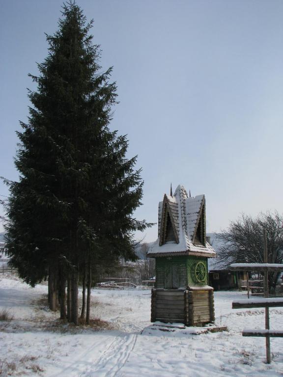 Ялинка Готель Vyshkiv Esterno foto