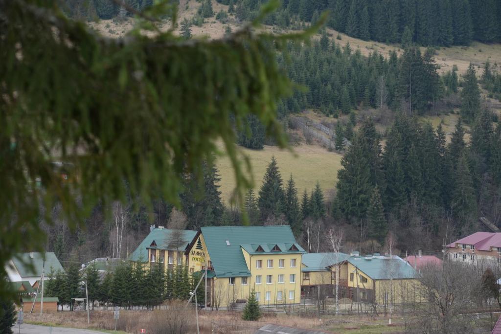 Ялинка Готель Vyshkiv Esterno foto