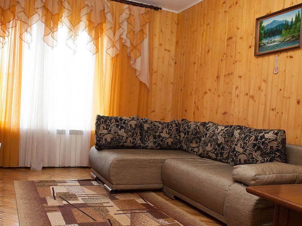 Ялинка Готель Vyshkiv Esterno foto